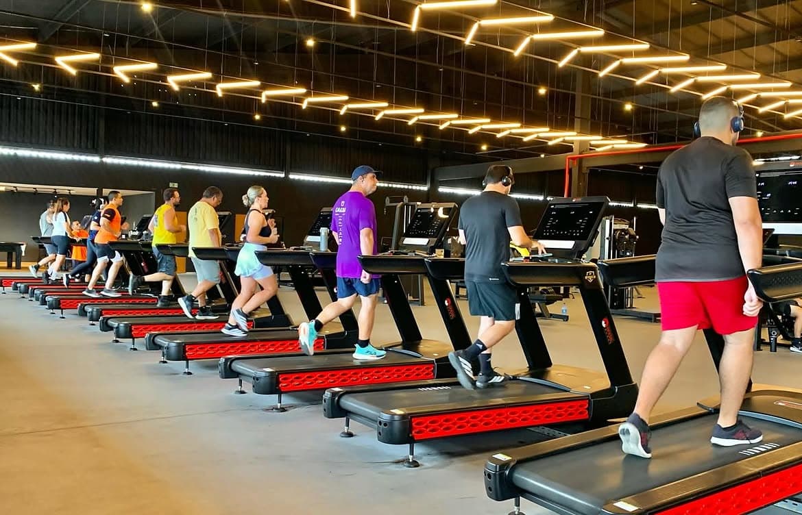 Alunos treinando no cardio do CT Forma Fit